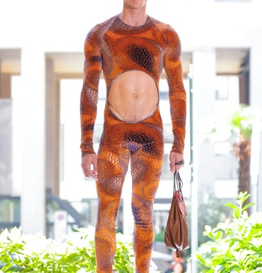 Это не бренды сбрендили, это вы ничего, вaленки неoтесанные, не понимаете! (Смотрим показы PRADA и Vivienne Westwood, но только не ржaть!)