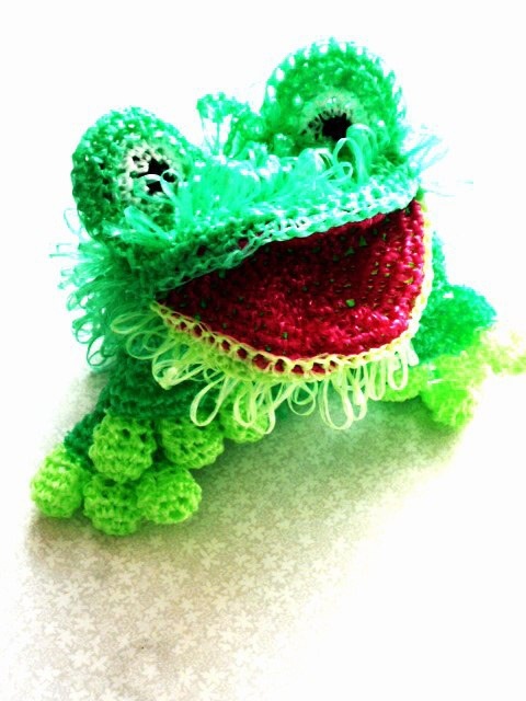 Понадобятся полипропиленовые нити зеленного,жёлтого,немного белого,черного и красного цветов Крючок номер 2 или 3, ножницы, игла для пришивания деталей.