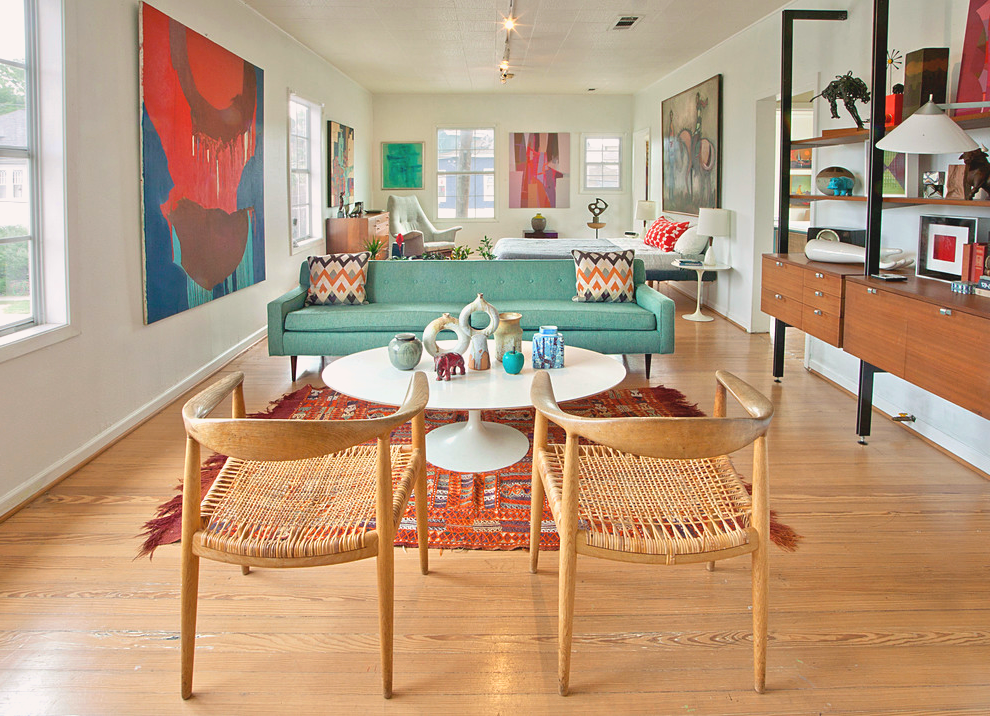 Винтажные диван и столик удачно вписались в единую концецию стиля "сканди"