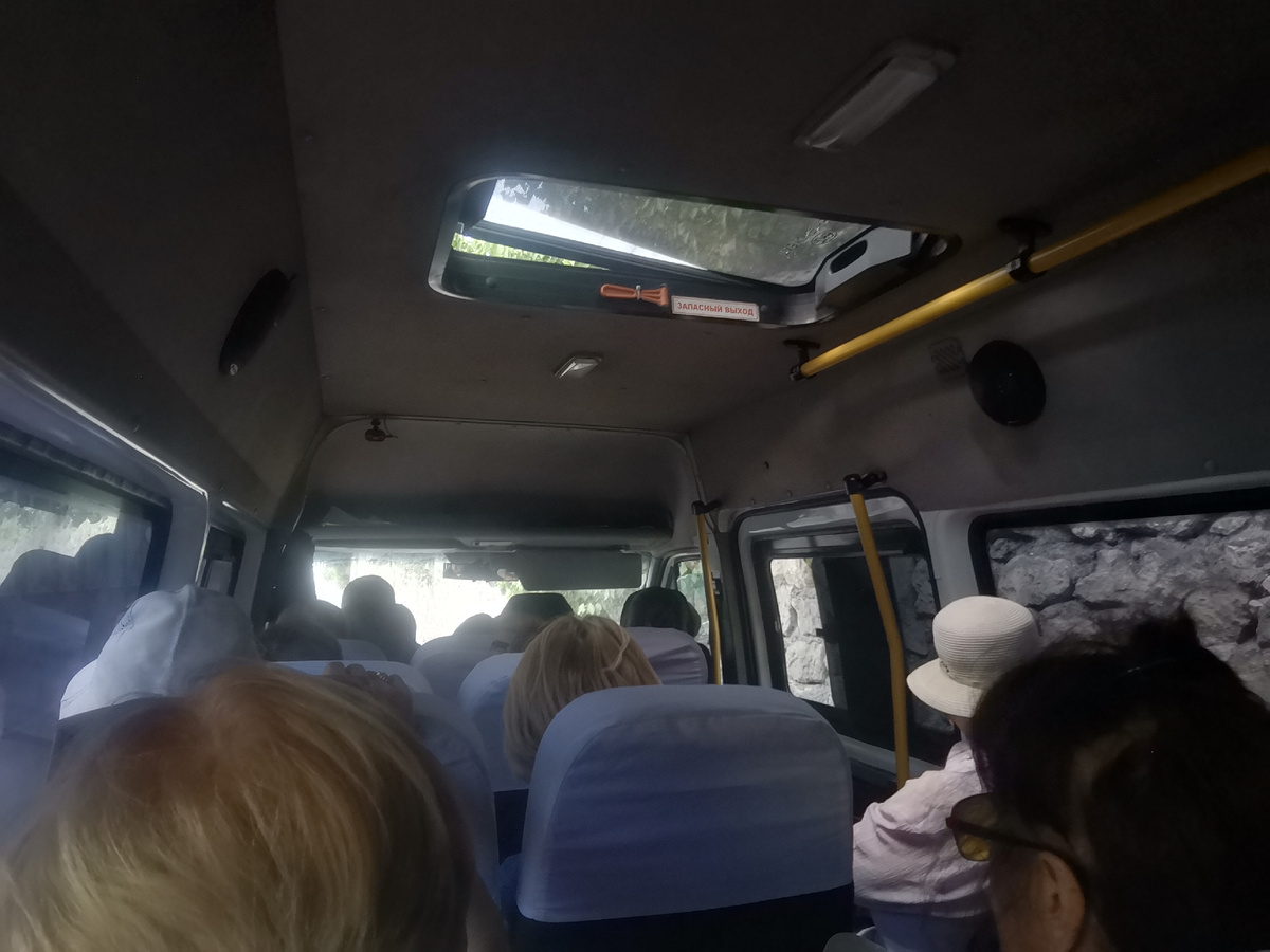 Узкие дорожки, все всех пережидают.