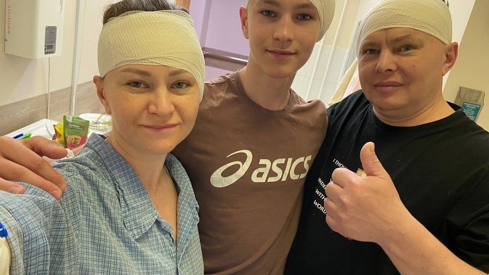 «Их можно сравнить с младенцами, которые начинают слышать окружающий мир»: красноярские врачи вернули слух целой семье