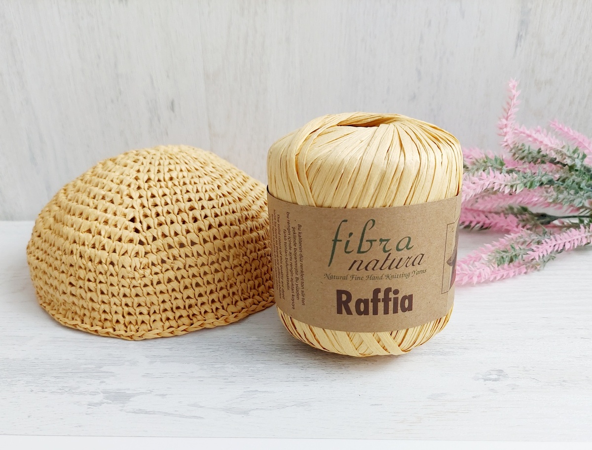 Верх шляпы и моток рафии