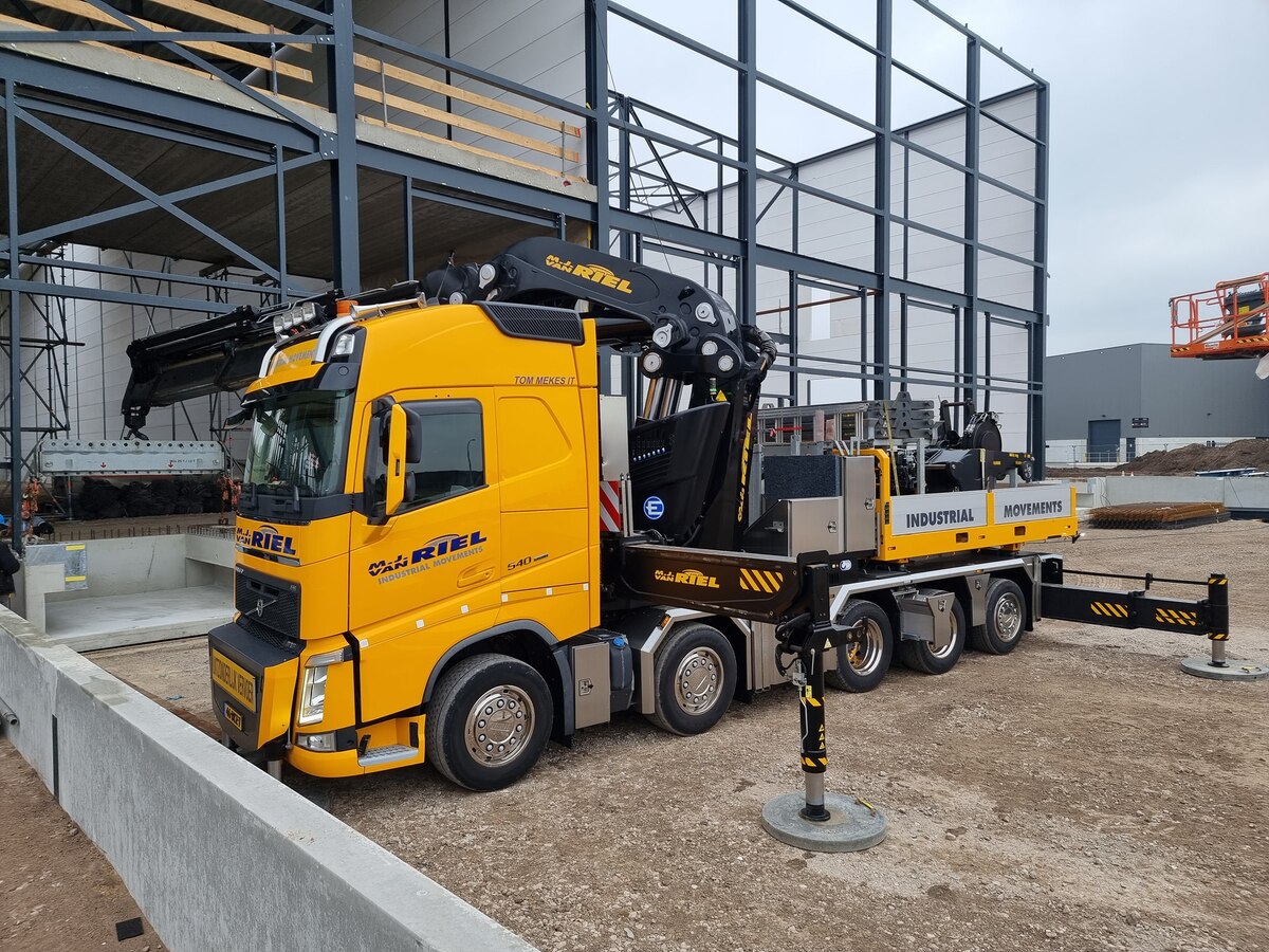 Мощные кранманипуляторы теперь почти не возят грузы в кузове, они возят своё навесное оборудование!