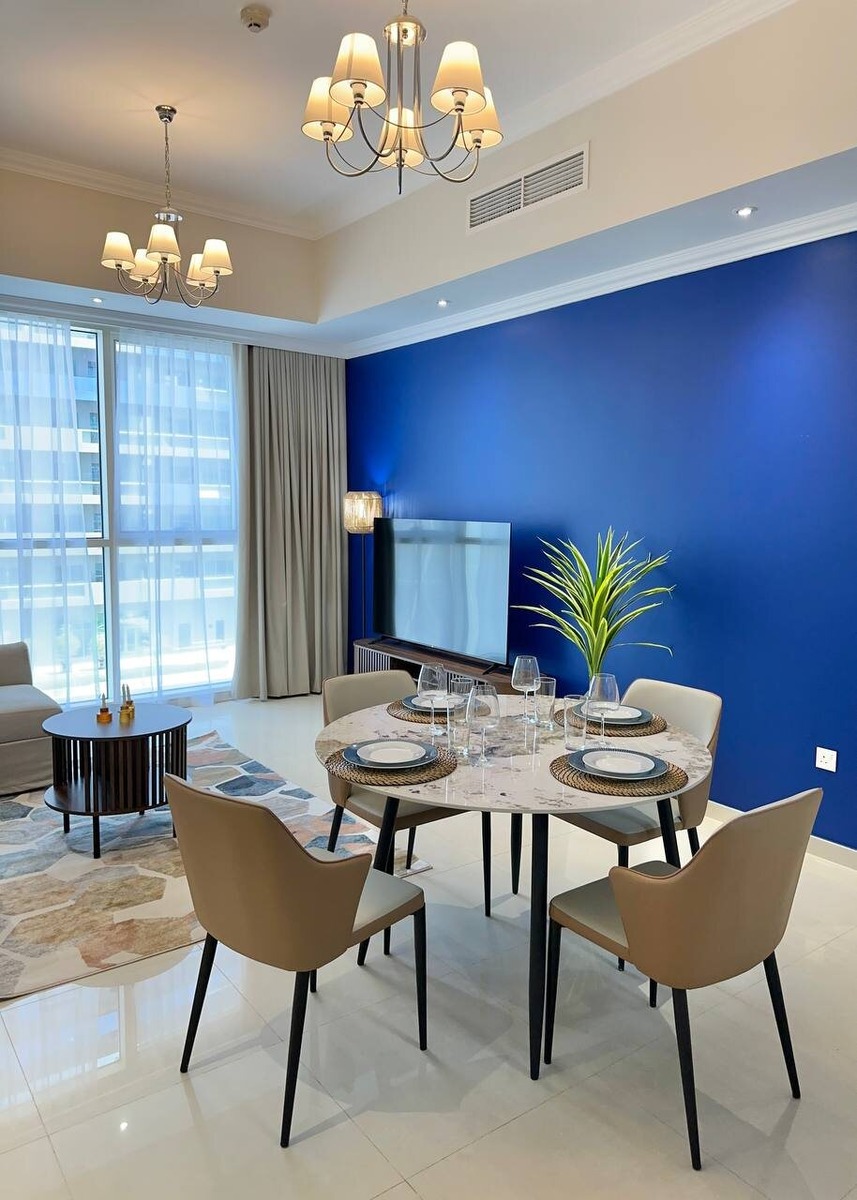 Интерьер квартиры с использованием синего цвета; проект Furni в Dunya Tower