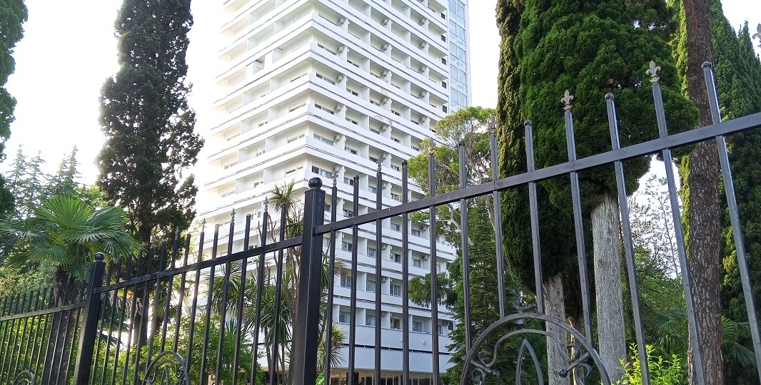 Простые абхазы возмущены заявлением Кристины Лакербая, говорят, что в Абхазии рады всем туристам, и богатым, и бедным