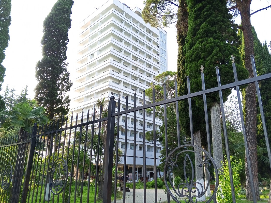 Вид на один из корпусов абхазского туристического комплекса "Страна Души"