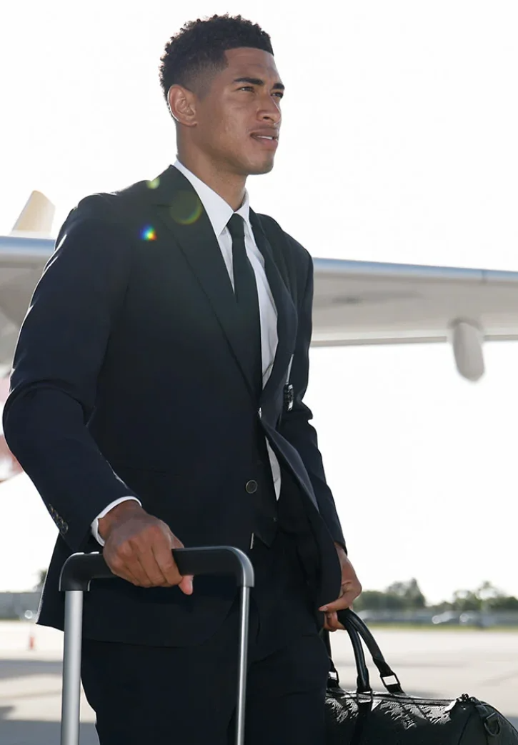Джуд Беллингем в костюме от Louis Vuitton (Фото: realmadrid.com)