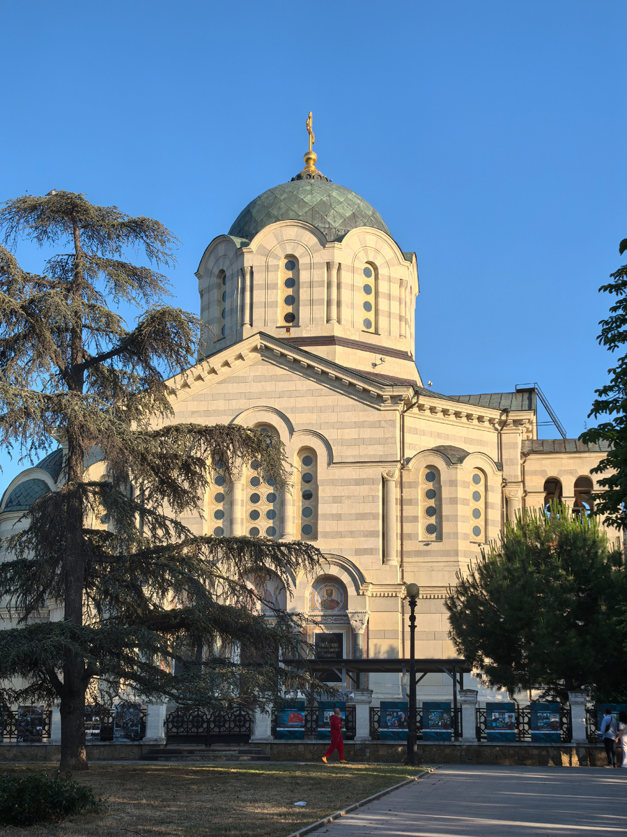 Владимирский собор, на фото уже можно увидеть выставку.