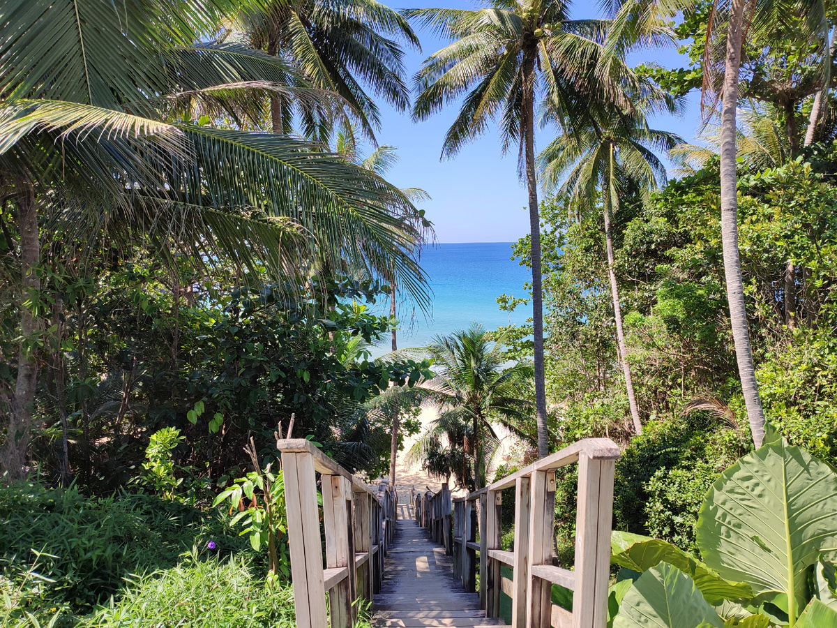 Знаменитая лестница в море на пляже Найтон