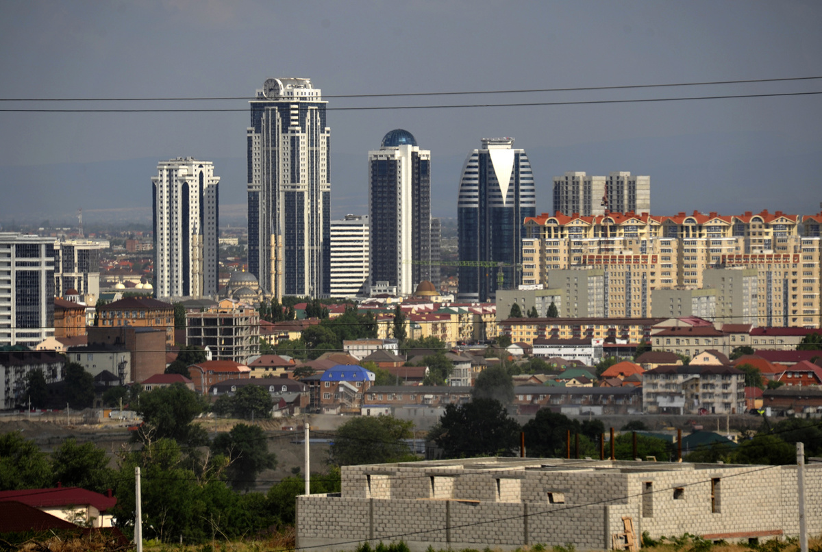 Вид на Грозный при подъезде к нему.