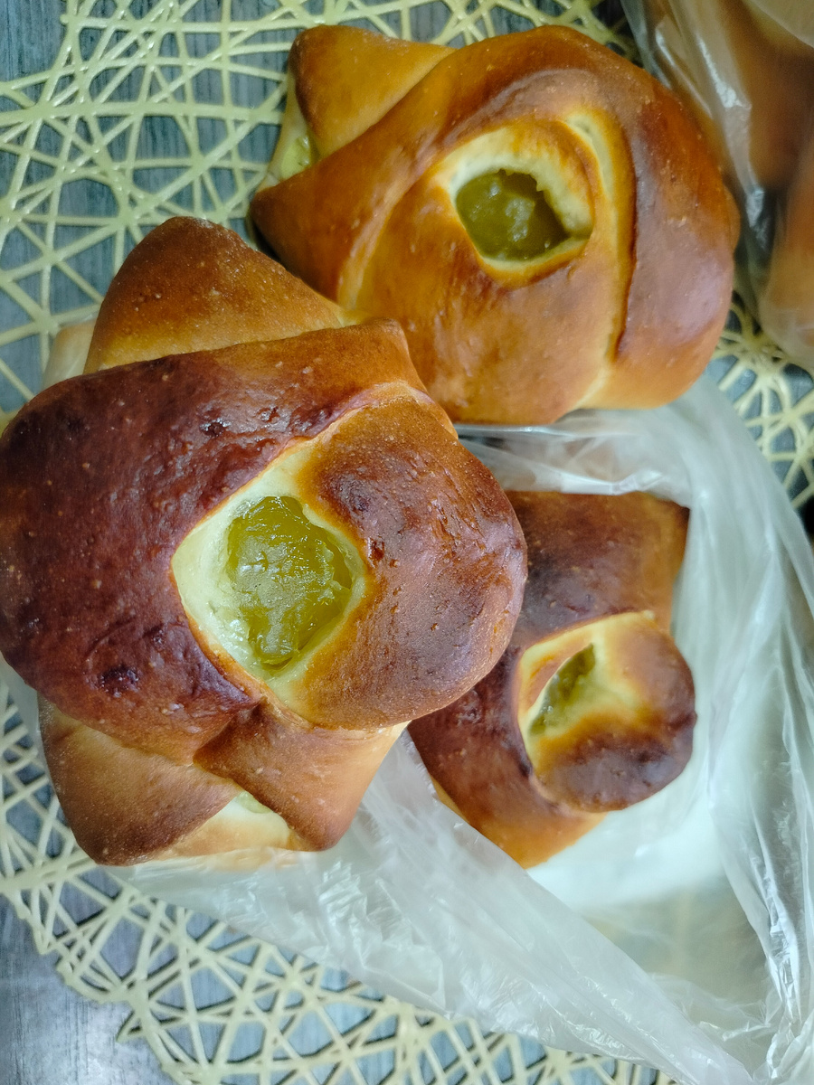 Пирожки с конфитюром . обещанных кусочков груш ни в одном пирожке обнаружено не было. 