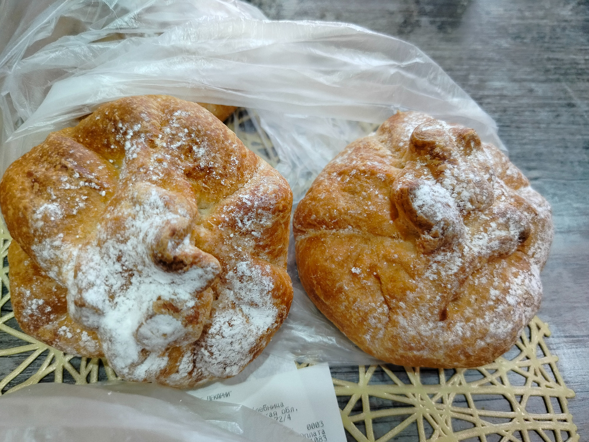 Лимонники очень вкусные. Начинка тоже странное повидло или какая то сладкая масса лимонного вкуса. 