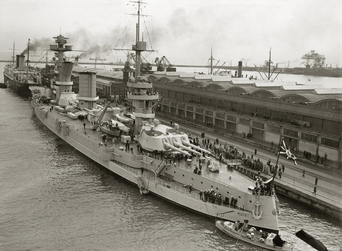 Флагман Балтийского флота линкор «Марат» в Гдыне