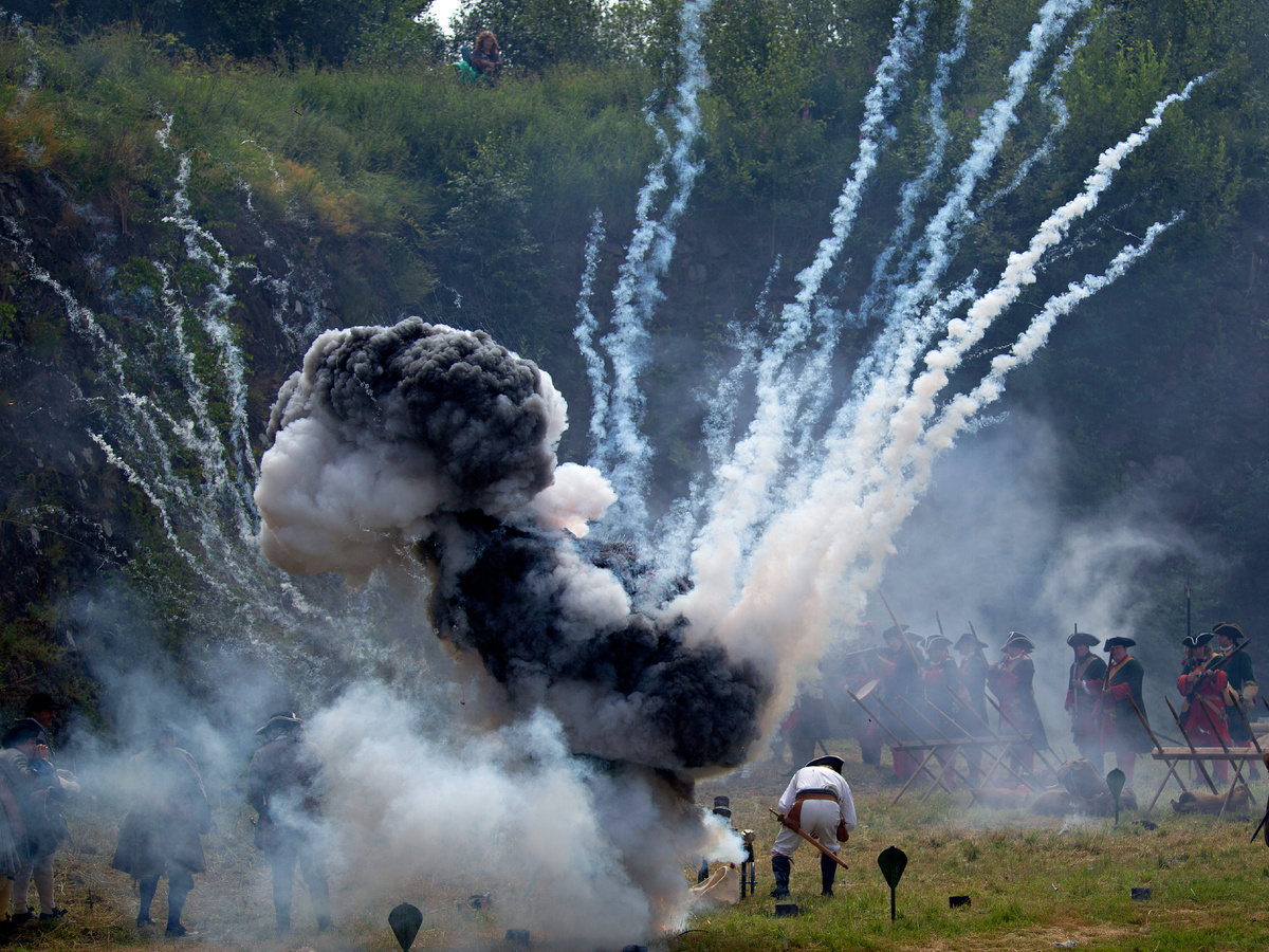 на фото - фестиваль "Выборгский рубеж" 2024, Анненские укрепления (в этом году пиротехника будет на Смоляном мысу)