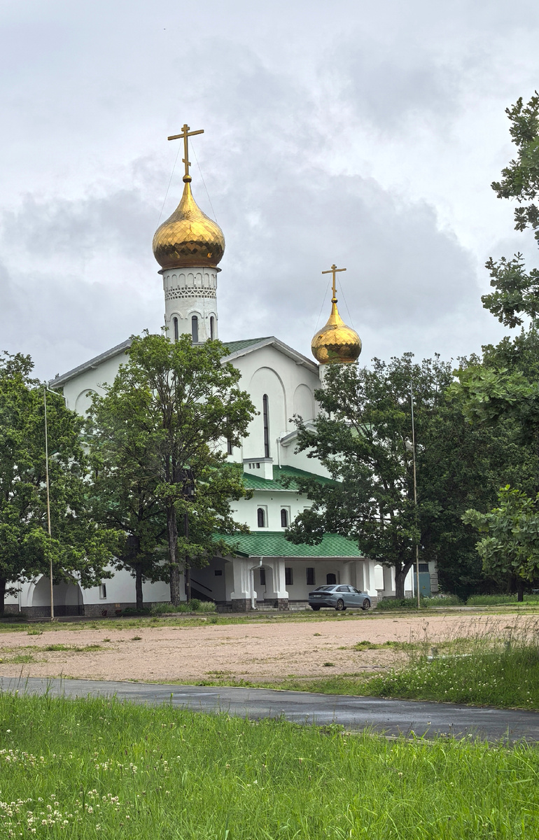 Очередная церковь по дороге.