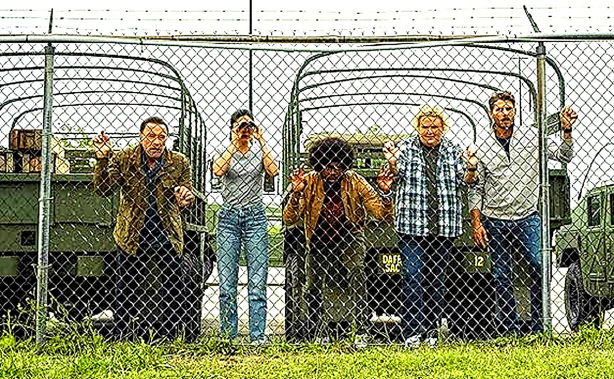 Элитная группа агентов ЦРУ готовится беспалевно вторгнуться на военную базу. Не волнуйтесь, с конспирацией всё в порядке - охрана базы гораздо тупее их.