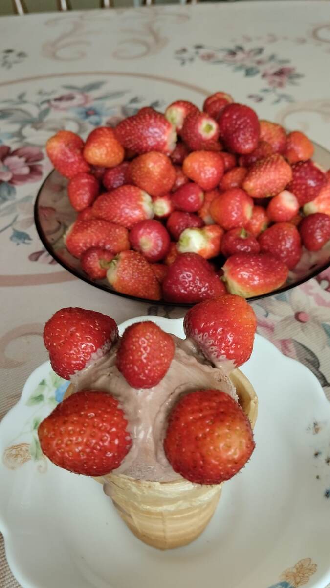 Ароматизатор, заменитель, наполнитель, кусочки - это всё не про нас с вами. Вот какое должно быть мороженное  с клубникой. 