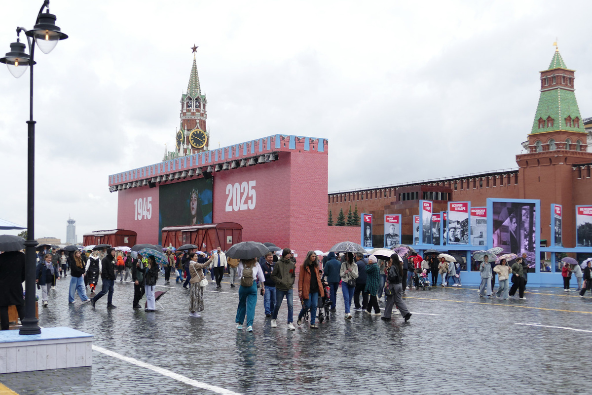 Несмотря на неважную погоду, на Красной площади постоянно было многолюдно.