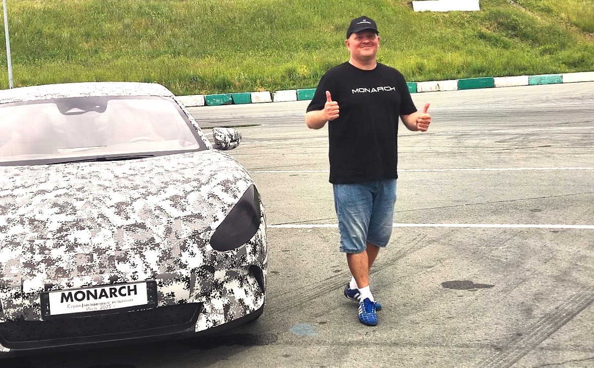 Алексей Пономаренко и промобразец «Монарха». Фото newsib.net.