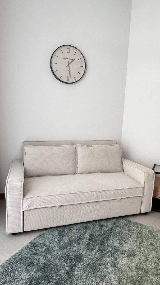 В зоне гостиной установлен раскладной диван; проект Furni в Дубае