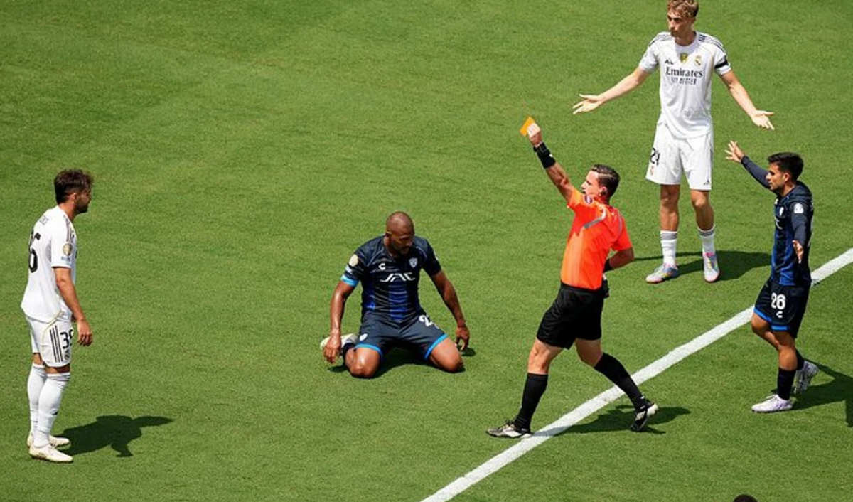 Рауль Асенсио схлопотал удаление в самом дебюте матча с "Пачукой". Фото: соцсети