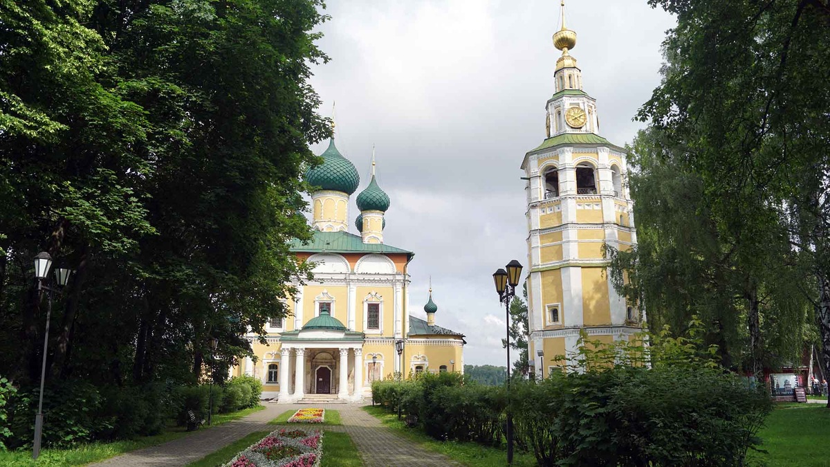 Считается, что первый храм на этом месте появился на рубеже 10-11 веков. Это была деревянная церковь Константина и Елены. Затем на её месте воздвигли каменный храм. Он серьезно пострадал во время Смуты и его пришлось разобрать