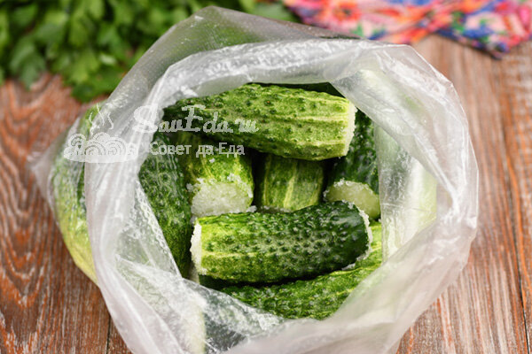 Малосольные огурцы, которые вас точно удивят способом приготовления (2 варианта)