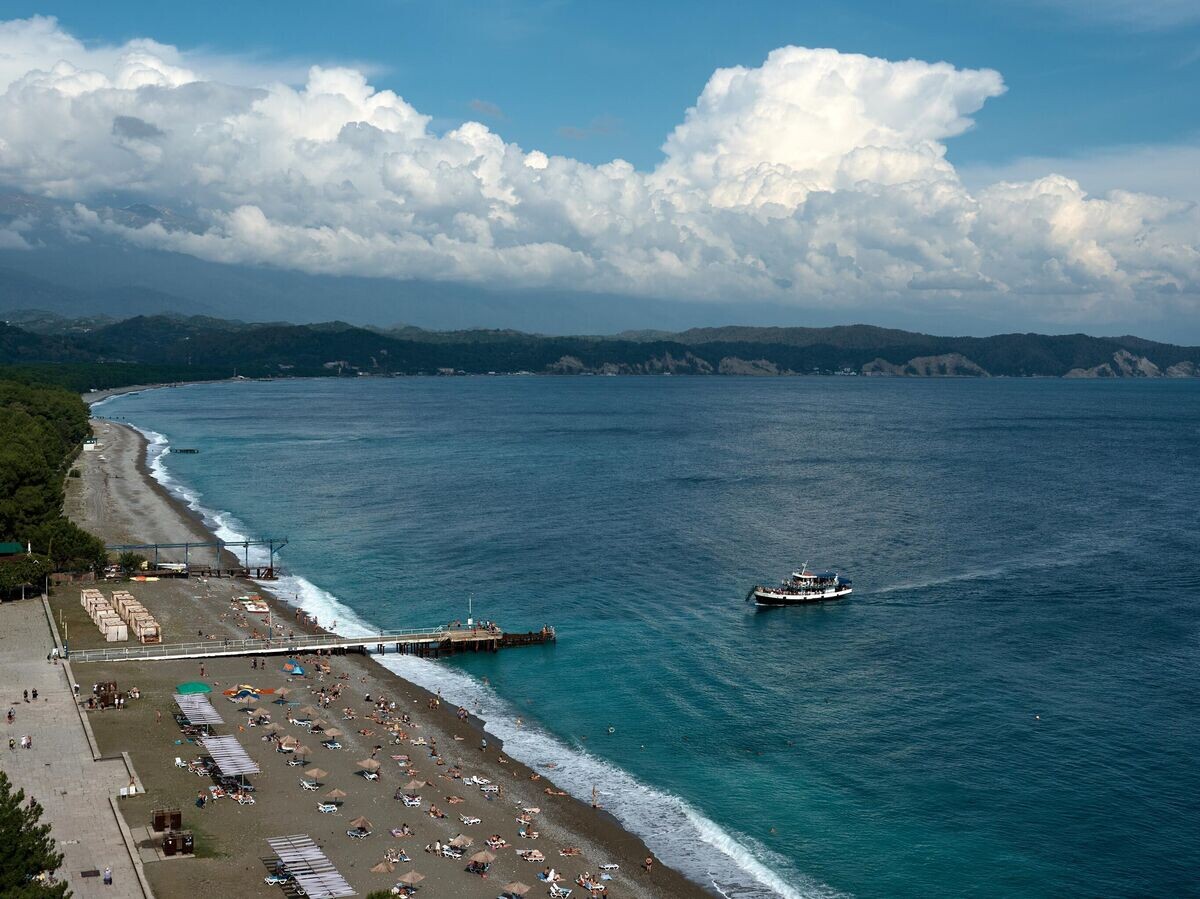    Городской пляж города Пицунда на берегу Черного моря в Абхазии© РИА Новости / Алексей Даничев