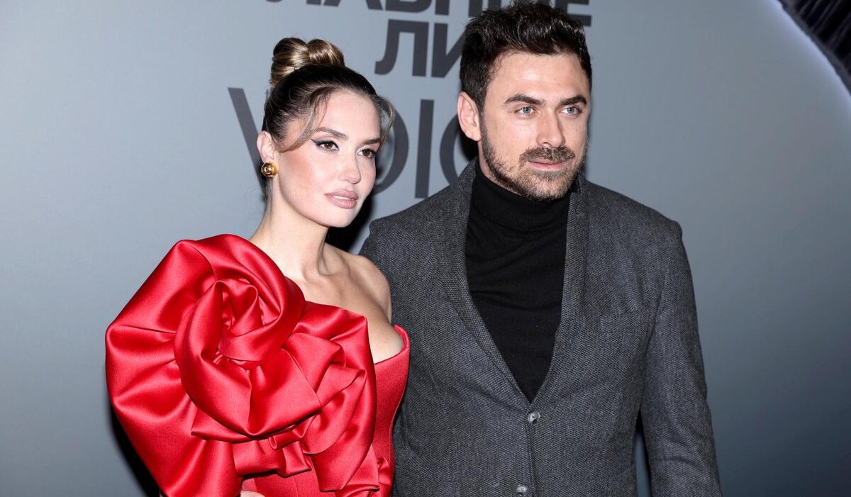     Агата Муцениеце официально объявила о третьей беременности