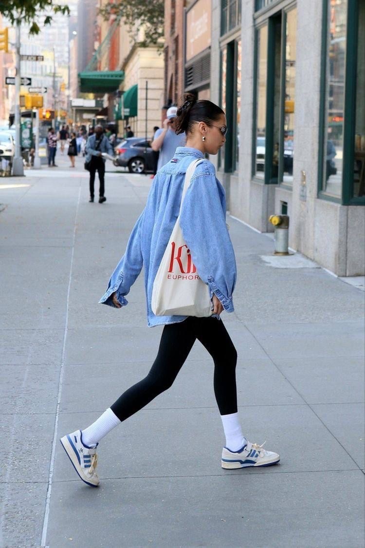 ✅ Пример правильного образа: верх объемный + облегающий низ