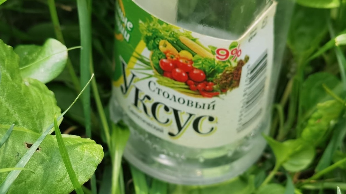 добавляю 30 миллилитров 9% уксуса на каждые 10 литров воды