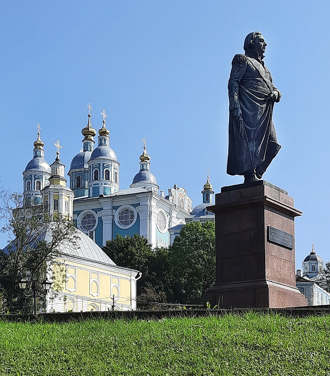 Кутузов и Успенский собор. Тут саблю видно - она почти прямая, как палаш