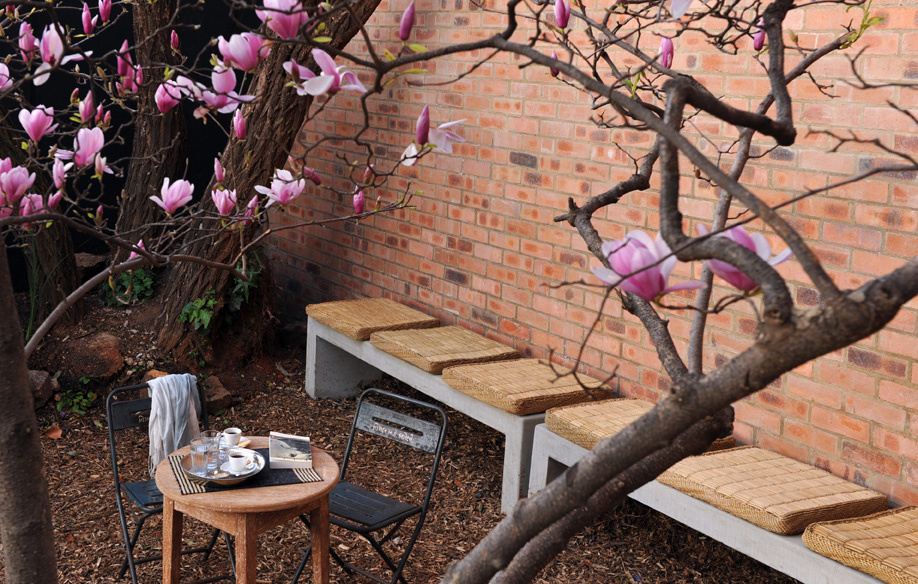 В палисаднике