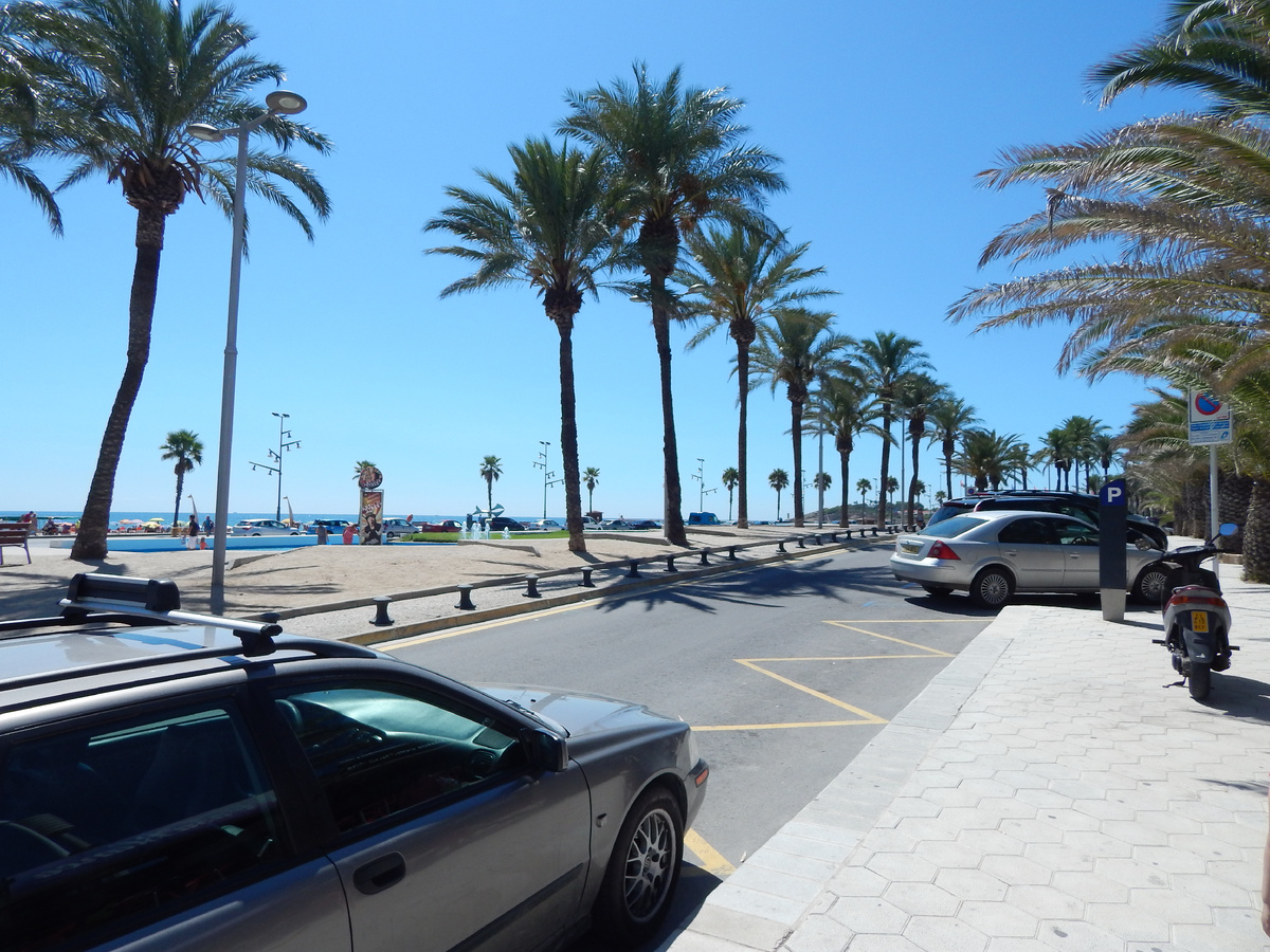 Красивая набережная Ла Пинеда.