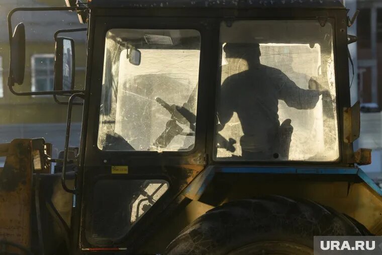 Тракторист Александр не заметил спрятавшего в бурьяне школьника. Фото: Илья Московец © URA.RU