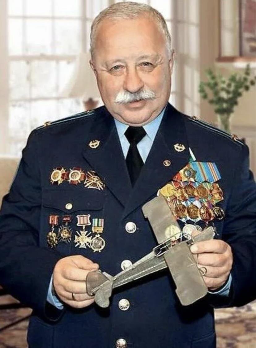 Еврей Леонид Якубович, подполковник ВВС, никогда не служивший в армии.