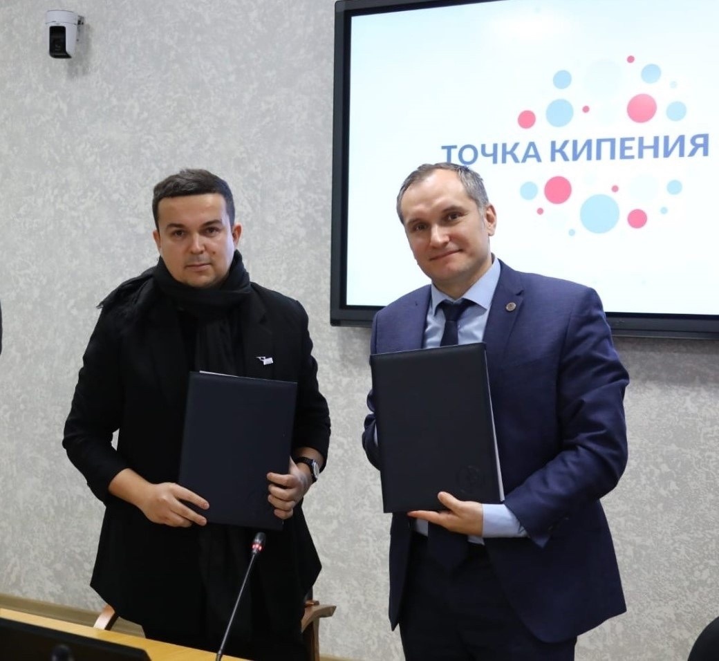 Ректор УГНТУ Олег Баулин и представитель НТИ Антон Артамкин обменялись текстами подписанных договоров: в феврале 2024 года они открыли Точку кипения, которая стала центром научного творчества молодежи Уфы 