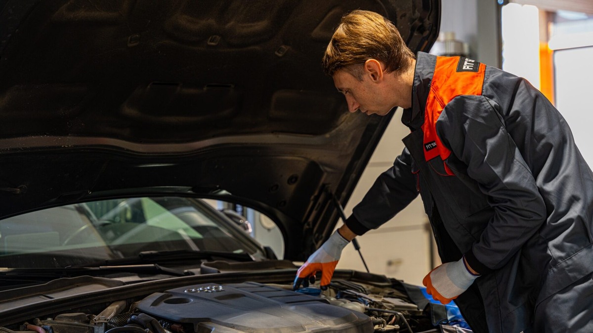    Ремонт автомобиля. Фото Fit Service