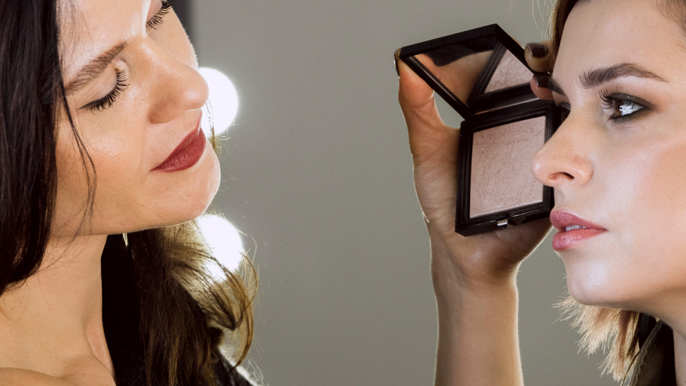 Хайлайтер для лица: куда наносят, как подобрать и зачем он нужен в макияже