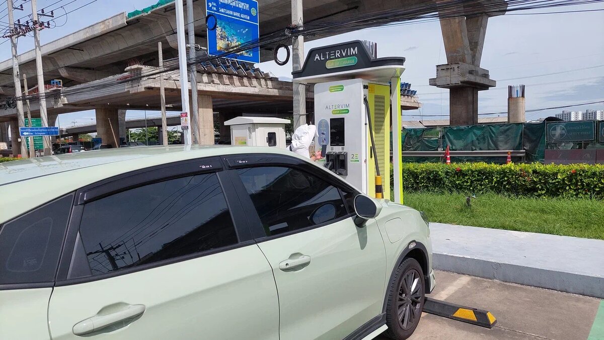 Фото автора. На электрозаправке