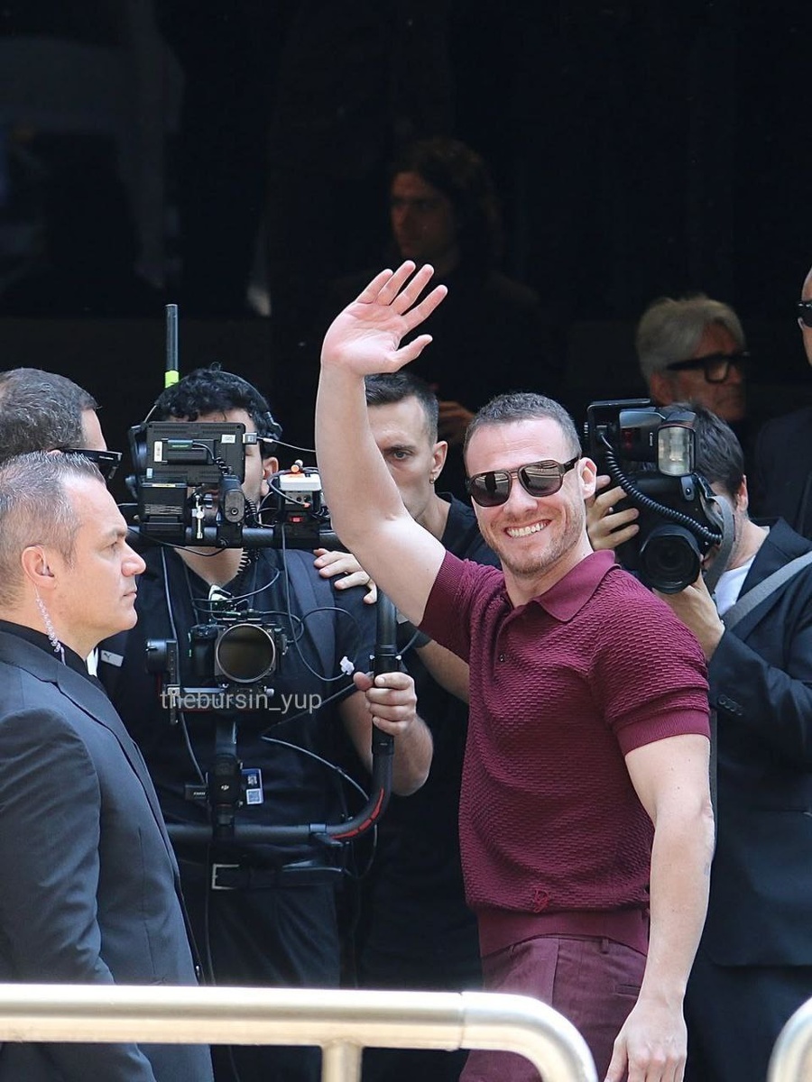 Милан. Керем на показе мод Dolce&Gabbana. 21.06.25. Приветствие поклонникам!