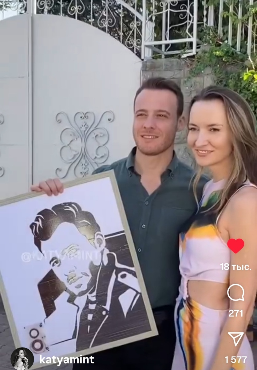 Из аккаунта Катюши. Она подарила портрет Керема сделанный своими руками из кассетной пленки. Встреча на съемках сериала "Если сильно полюбишь". 2023. Очень умиляет это видео❤️