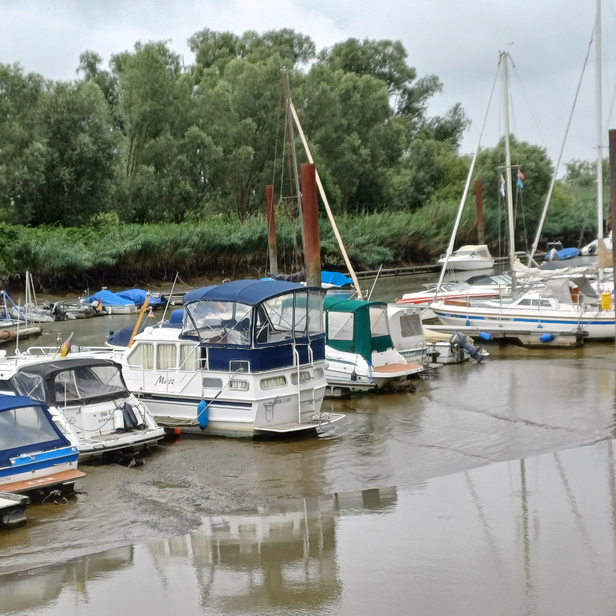 Отлив на Эльбе. Порт в деревне вблизи Гамбурга.