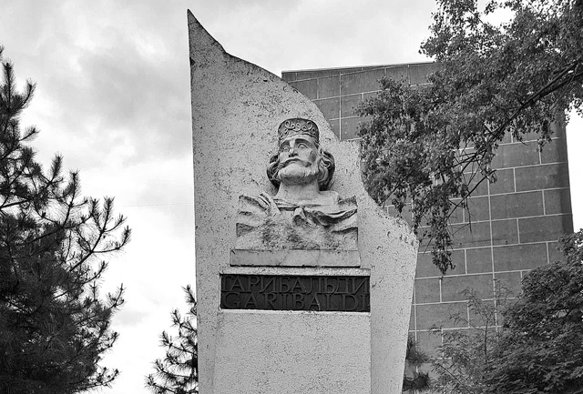 Памятник Джузеппе Гарибальди ― монумент в городе Таганрог