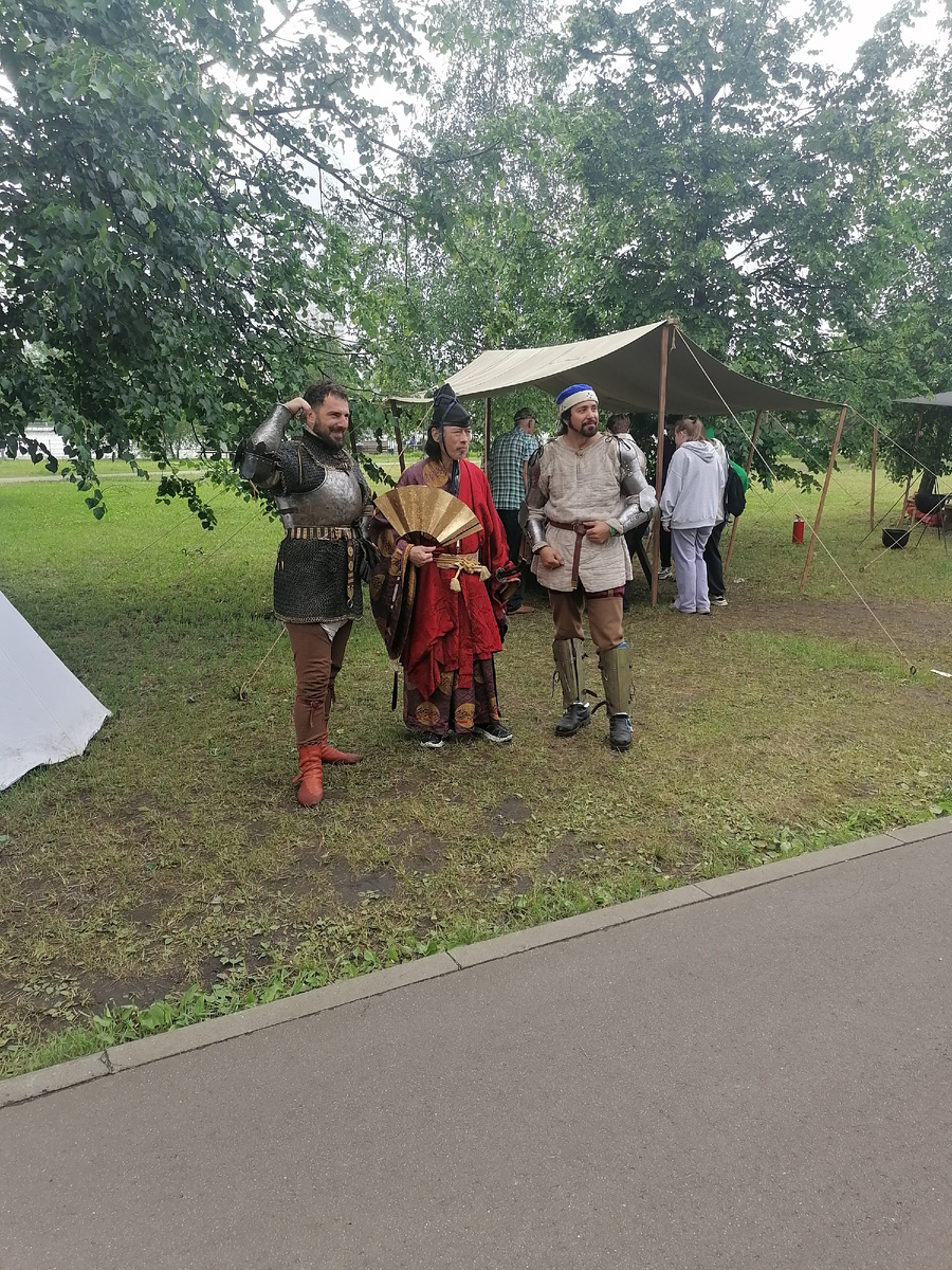 Иностранные гости на реконструкции. Слева  направо - Сербия (в доспехах), Китай, Мексика. Фото - Олег Душин (блог Друг Истории)