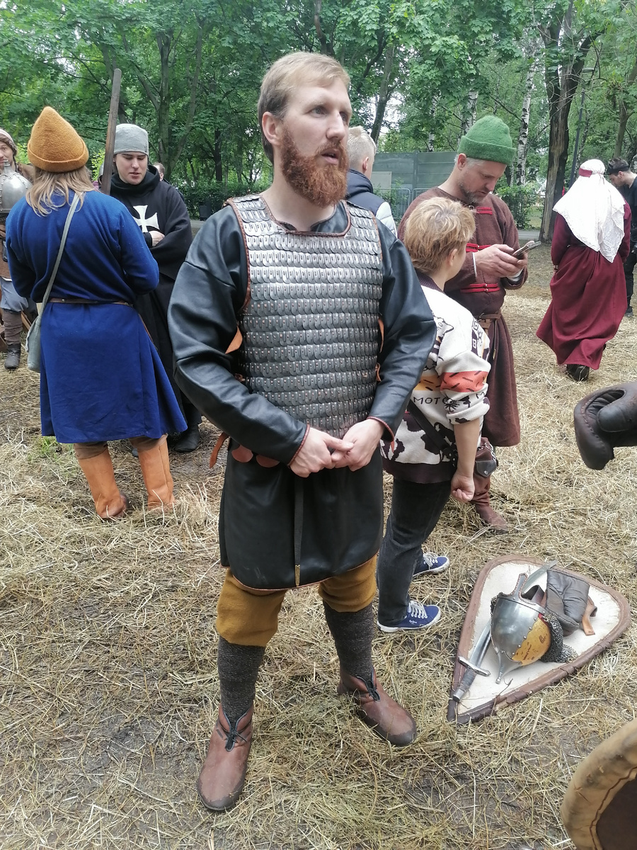 Александр.  Сбоку лежат его сабля, щит и шлем. Фото - Олег Душин (блог Друг Истории)