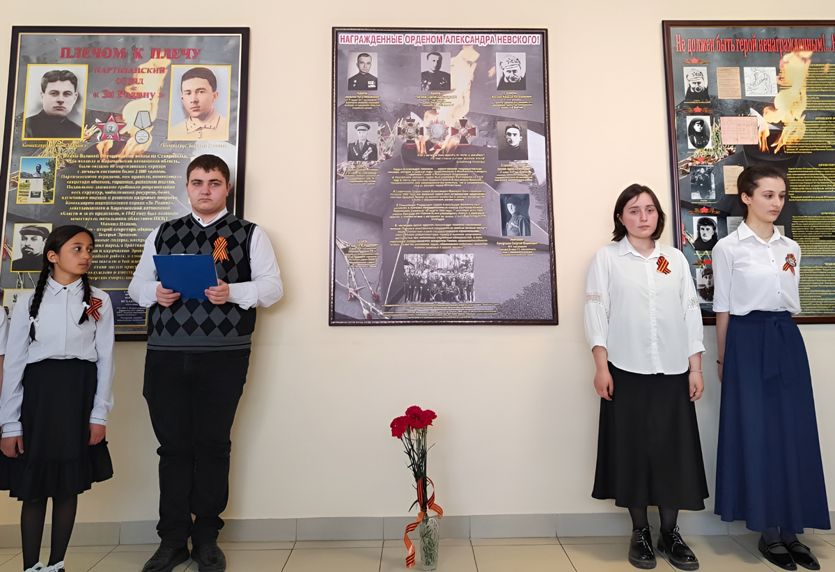 На торжественной церемонии открытия стенда, посвященного жителям села Коста Хетагурова, которые в годы войны были удостоены ордена Александра Невского