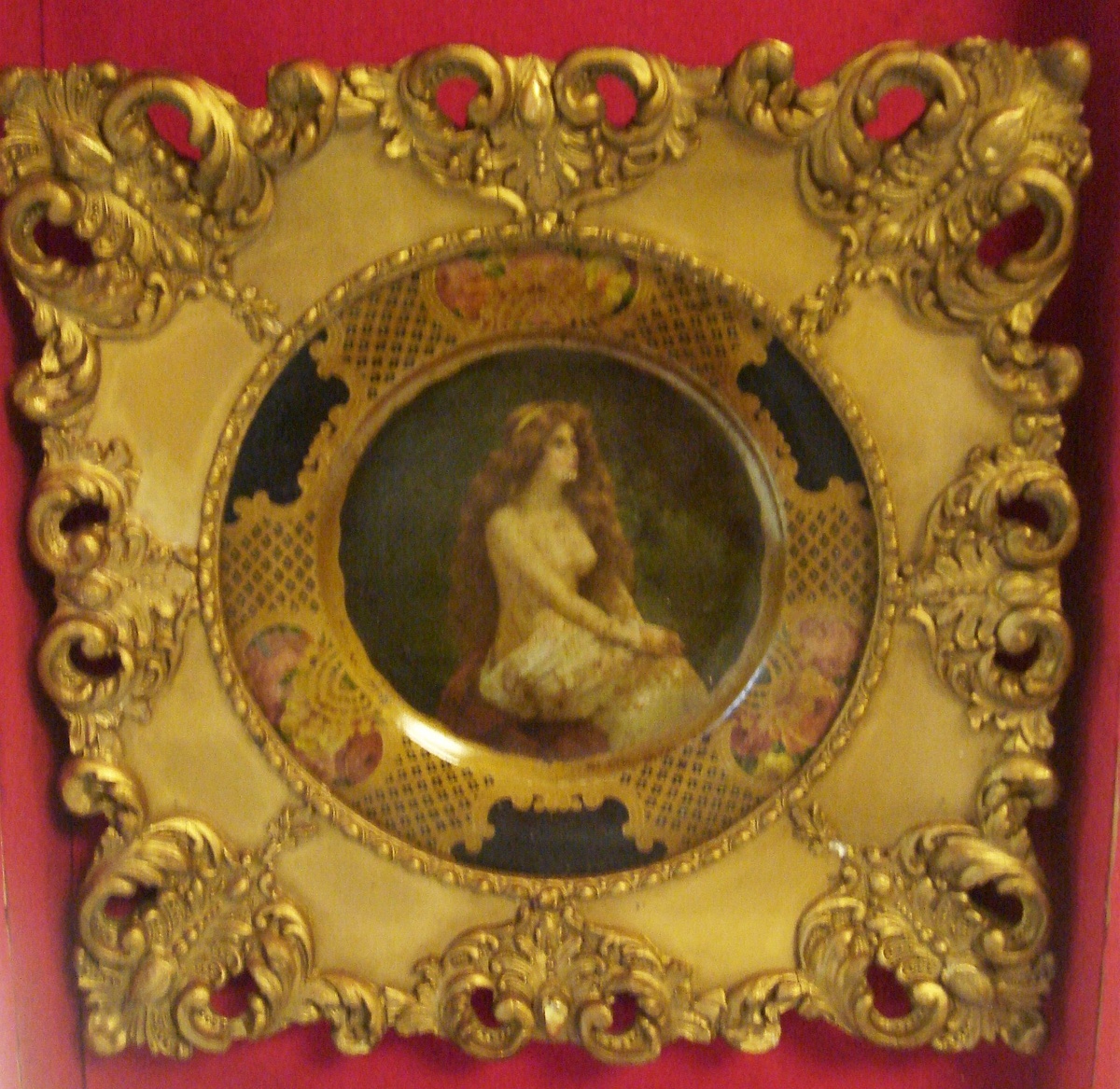 Поднос для Coca-Cola. Вообще, если бы история сложилась немного иначе, я уверен, и Фаберже сделал бы свой вариант бутылки колы.