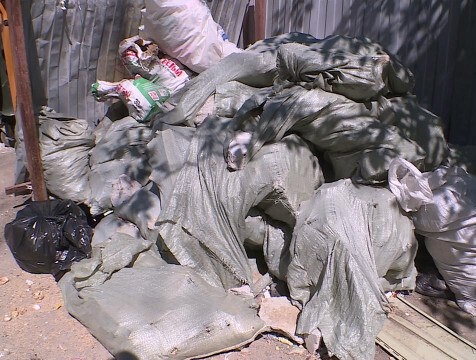 С улицы Тарутинской в Калуге вывезли 8 КАМАЗов мусора