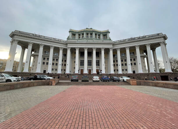 Так вышло, что это оказался единственный театр, куда меня занесло, причём 2 раза, а на постановку — лишь однажды.